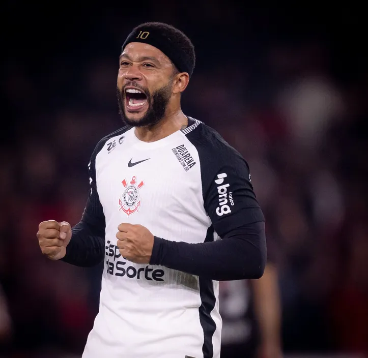 Memphis Depay comemora gol do Corinthians