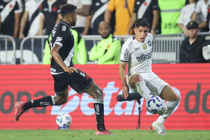 Jair e Savarino em disputa de bola