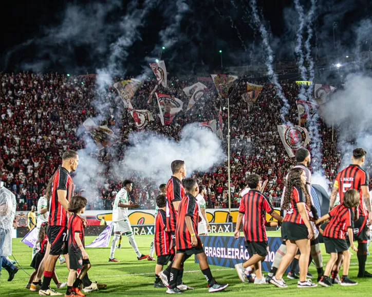 Time do Vitória entra em campo sob festa das arquibancadas