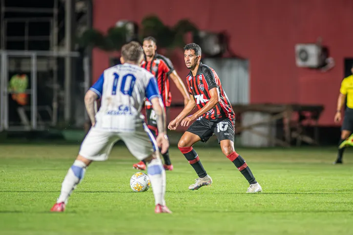 Ryller teve uma das chances do Vitória no primeiro tempo