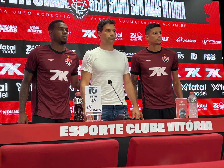 Dudu e Camutanga sendo apresentados pelo diretor Gustavo Vieira