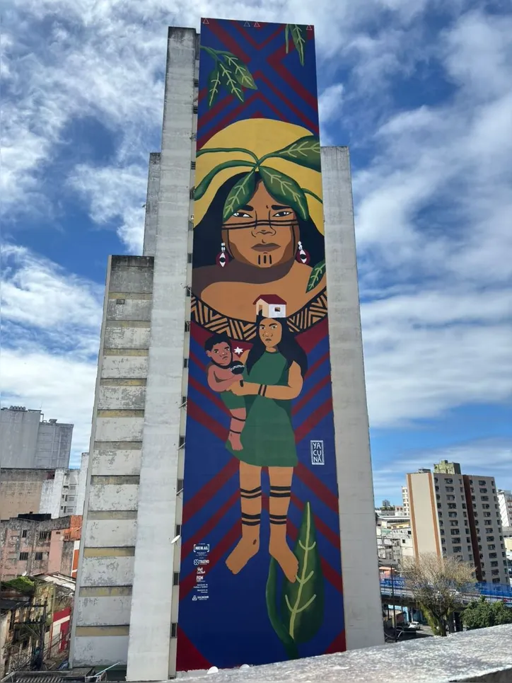 Imagem ilustrativa da imagem Yacunã Tuxá assina maior arte vertical de Salvador em homenagem às mulheres indígenas