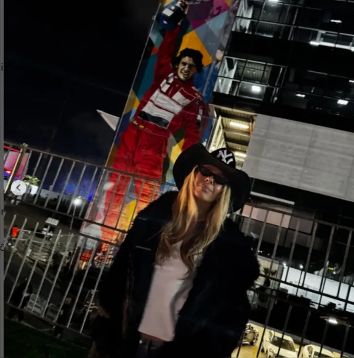 Galisteu em frente ao painel de Ayrton Senna