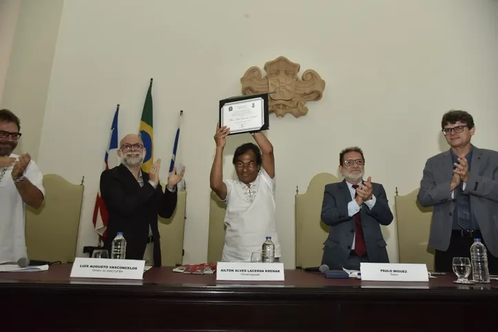 Ailton Krenak segurando  o título de doutor honoris causa da Universidade Federal da Bahia (UFBA)