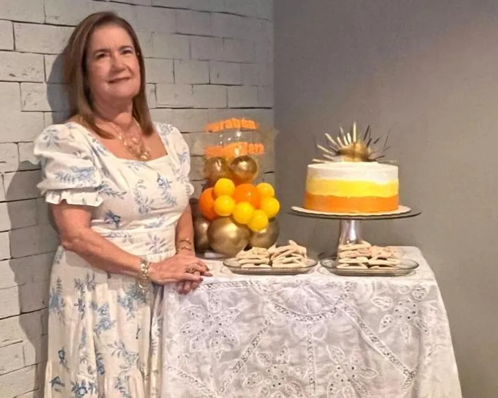 Tânia Mara em noite de celebração no Pereira, cercada de amigos e
alegria