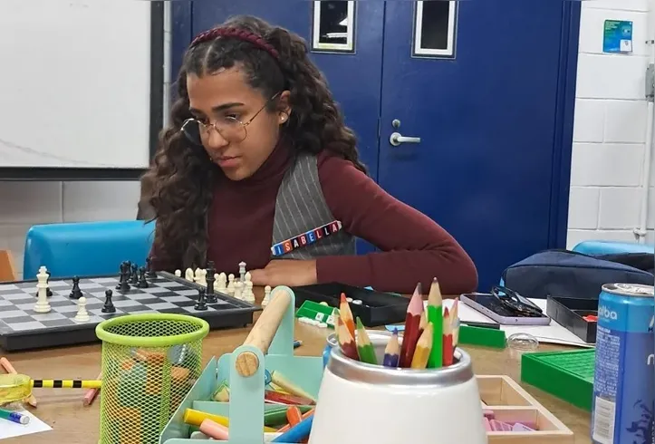 Garota baiana gosta de estudar e é apaixonada por xadrez