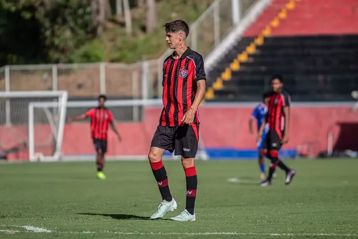 Alejandro Almaraz foi um dos jogadores captados pelo Vitória e contratado para a base