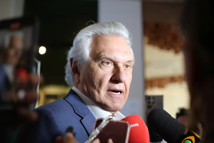 Ronaldo Caiado em coletiva de imprensa