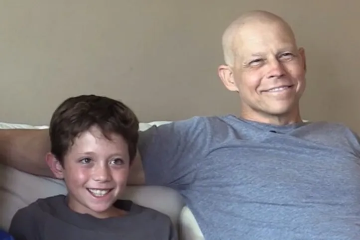 Nick Mondek, de 48 anos, recebeu uma doação de células-tronco de seu filho Stephen de 9 anos