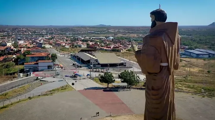 Imagem ilustrativa da imagem Chá de Ladrilho? Boato leva fiéis a danificar estátua de santo