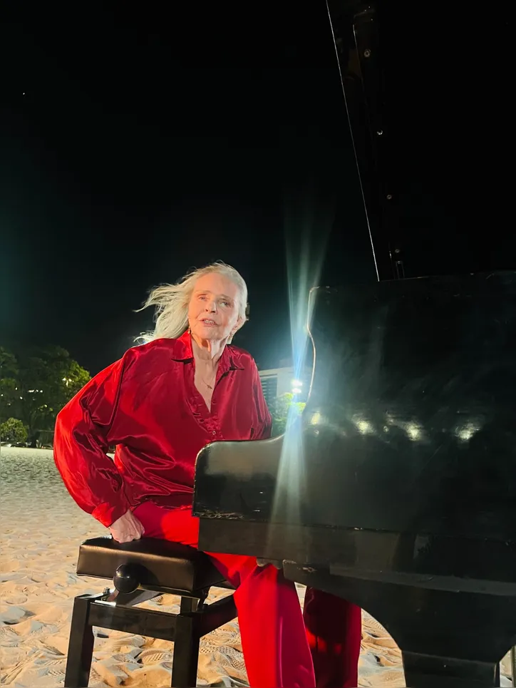 Cantora Angela Ro Ro na praia de Botafogo