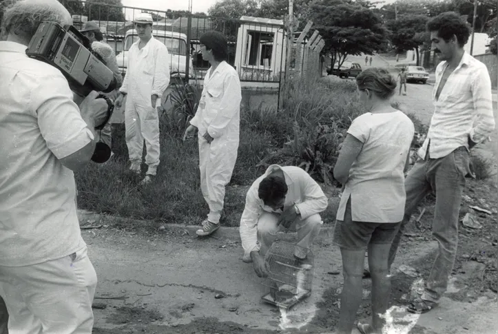 Equipe avalia níveis de contaminação em área de ferro-velho onde cápsula com césio-137 foi aberta em Goiânia