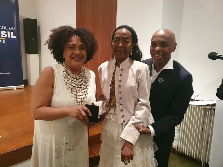 Luana entre Irá e Robertinho na Embaixada do Brasil, em Paris