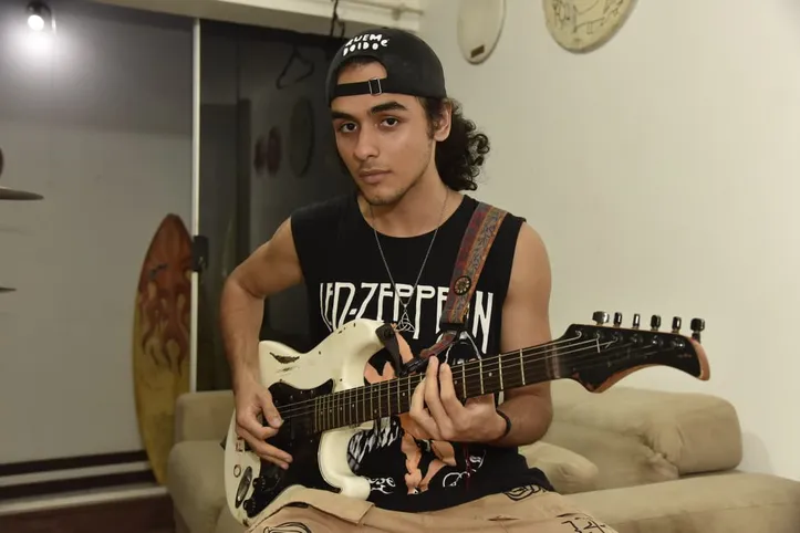 Guitarrista da banda Cobra de Coleira, Fernando Mendes