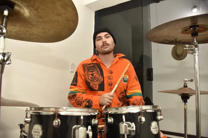 Baterista da banda Cobra de Coleira, Cauê