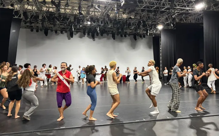 Oficina de dança afro comandada por Zebrinha
