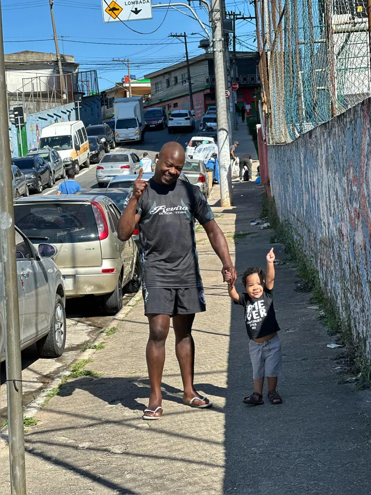 Imagem ilustrativa da imagem De mendigo ao topo do MMA, história de lutador baiano vira música