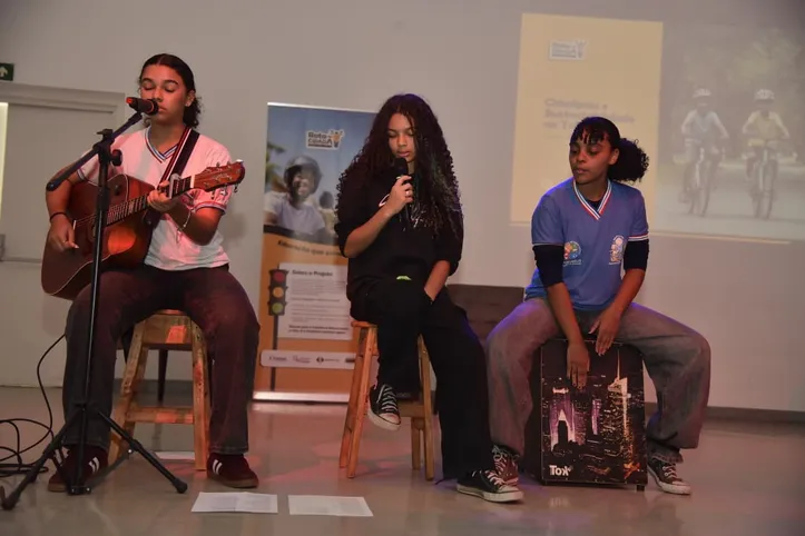 Estudantes que compõem o grupo musical