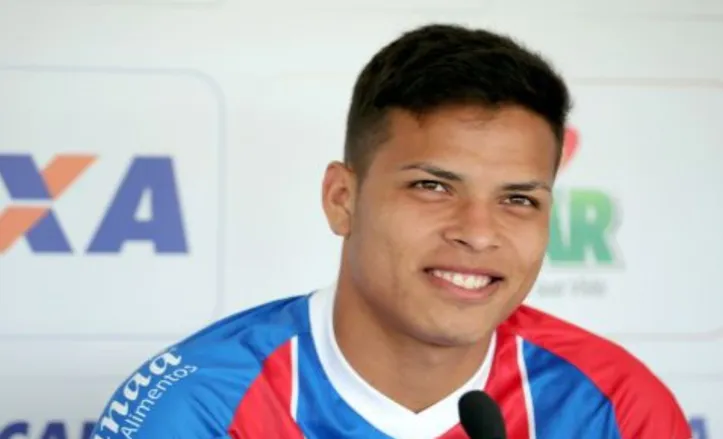 Matheus Silva durante entrevista coletiva com a camisa do Bahia
