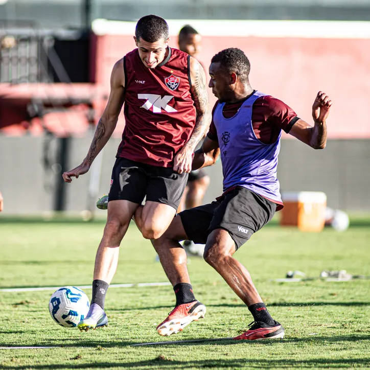 Aitor Cantalapiedra e Dudu em treino do Vitória