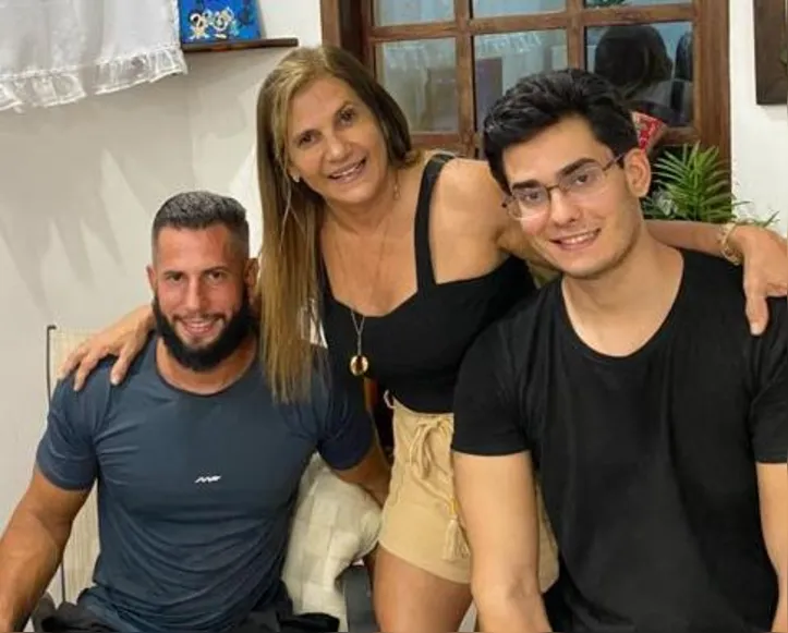 Ana Cláudia com os filhos, Paulo Vitor e Leonardo Queiroz Araújo