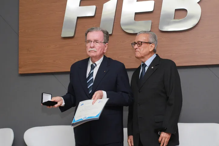 Arthur Sampaio recebe a honraria das mãos de Edilson Souto
Freire, vice-presidente do CRA