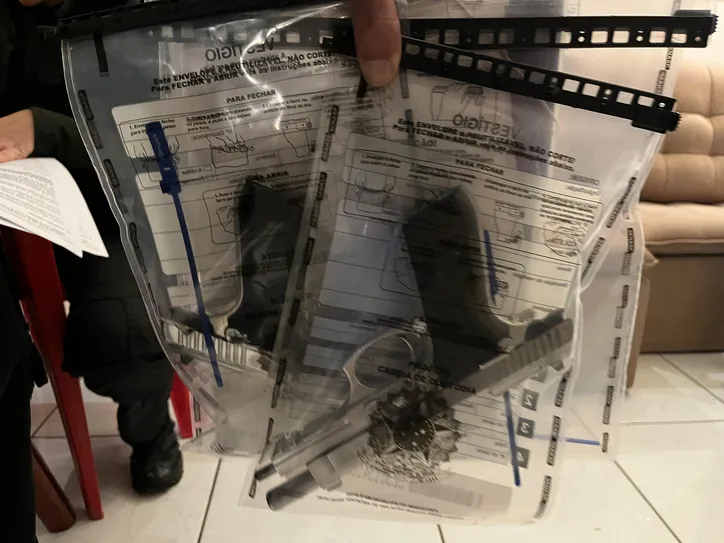 Armas e uma quantia em dinheiro já foram apreendidas