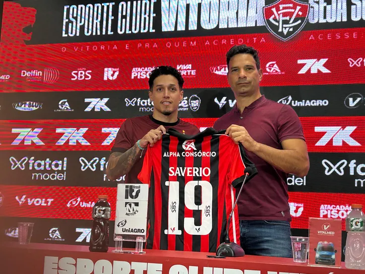 Kike Saverio sendo apresentado pelo executivo de futebol Gustavo Vieira