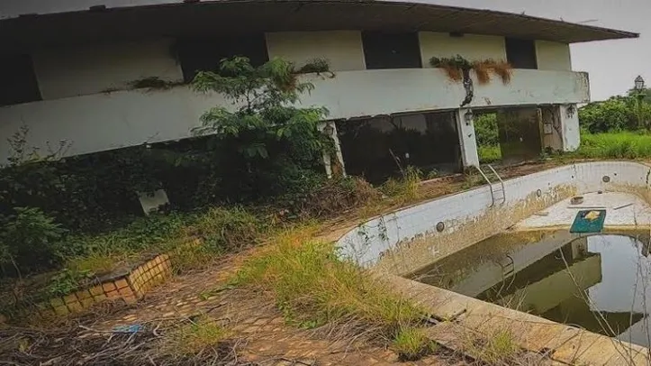 Imagem da mansão abandonada
