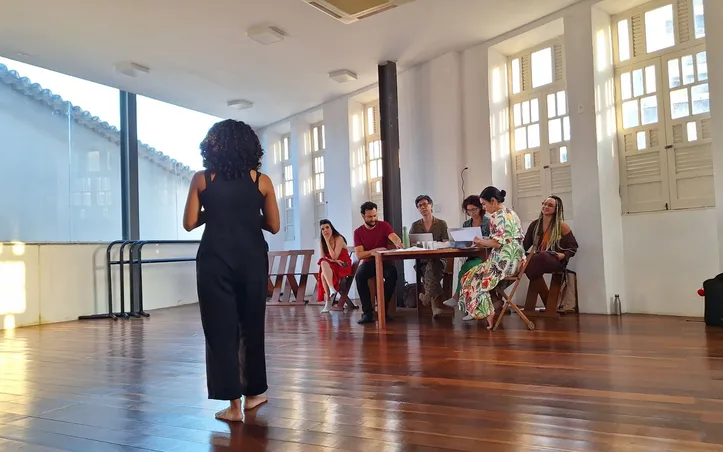 Uma das atrizes realizando o teste de elenco
