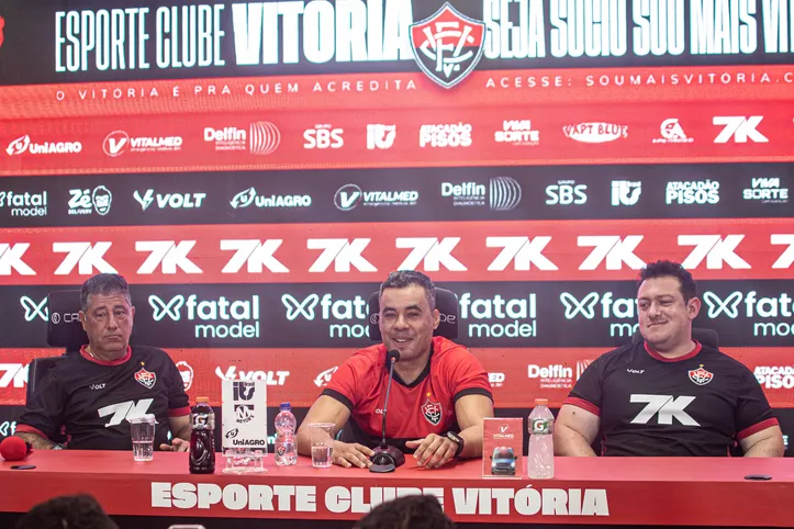 Jair Ventura, Emílio Faro e Antônio Macêdo, membros da sua comissão técnica