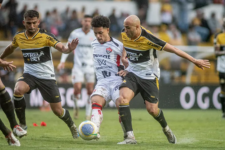 Matheuzinho sendo marcado por Ronald em Criciúma 0x1 Vitória no Brasileirão de 2024