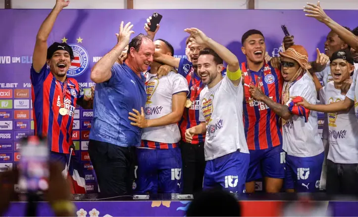 Rogério Ceni celebra pentacampeonato ao lado de jogadores do Bahia