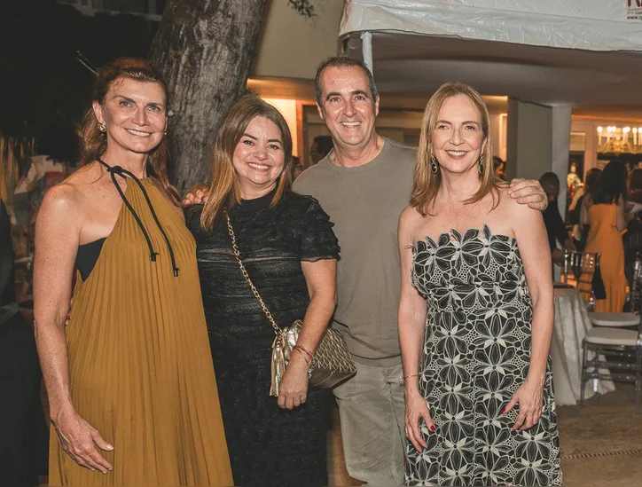 Claudia Smith, Patrícia Seabra, Luciano Bahia e Lídia Menezes se reúnem no jantar beneficente da Família Adota Família