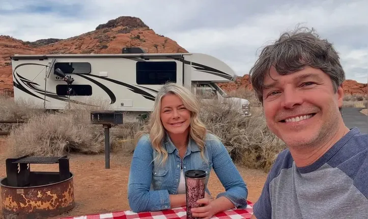 Erik Marmo e a mulher, a modelo Larissa Burnier, 47