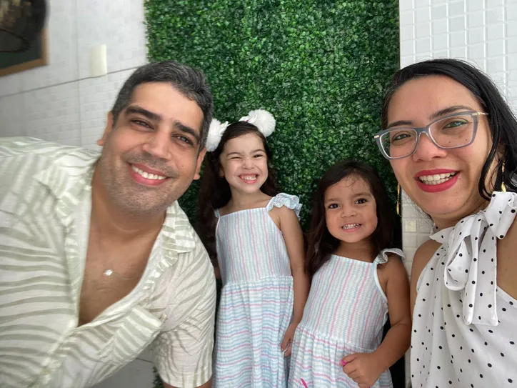 Cristiane Suzuki e a filha Iris ao lado, portadora de fibrose. Ainda na imagem, a irmã e o pai, Carlos Mafra