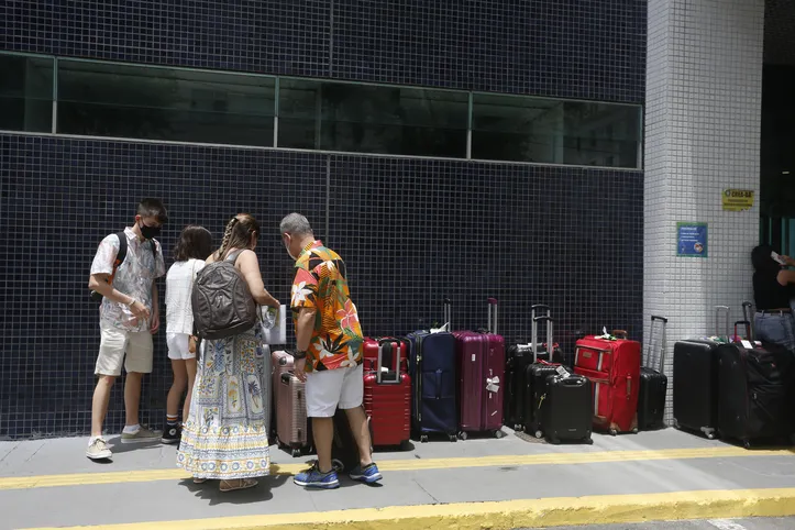 Transatlântico italiano chega a Salvador com tripulação contaminda com Covid-19. O navio O Costa Diadema, maior navio já operado no Brasil pela armadora italiana Costa Cruzeiros, chegou à Bahia pela primeira vez. Com capacidade para 4.947 passageiros. oferece 1.862 cabines e 19 deques em 132.500 toneladas. No total 56 pessoas foram diagnosticas com coronavírus.

Na foto: Baianos que estavam com viagem marcada entraram para a sala de espera para aguardar a decisão da Anvisa.

Foto: Olga Leiria / Ag. A Tarde

Data: 30/12/21