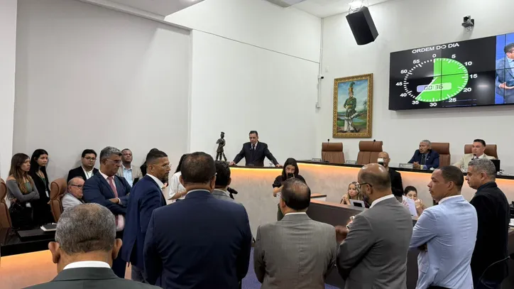 Imagem ilustrativa da imagem “Tenho três dias apanhando”, diz Sérgio Carneiro após vazamento de nomes no Diário Oficial