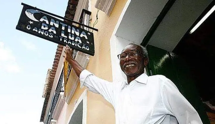 Clarindo e a Cantina da Lua