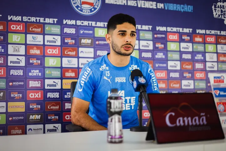 Michel Araujo durante coletiva no CT Evaristo de Macedo