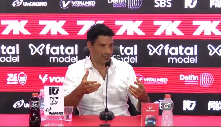 Gustavo Vieira durante entrevista na sala de imprensa do Barradão