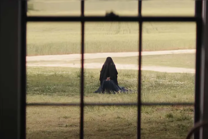 Cena de A Mulher no Jardim