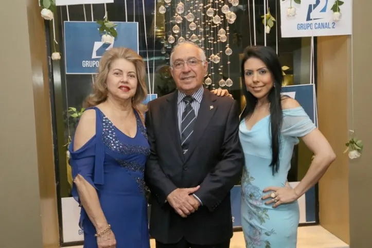 Nelson José de Carvalho celebra aniversário, hoje, ao lado da esposa Sandra e da filha, Analuzia