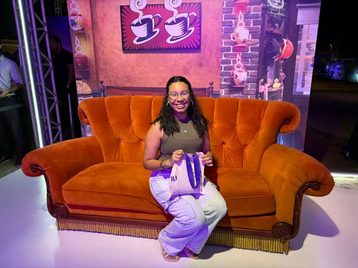Daysi Anjos no sofá de Friends