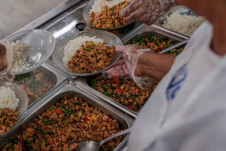 Distribuição de merenda no Colégio Estadual Rômulo Almeida