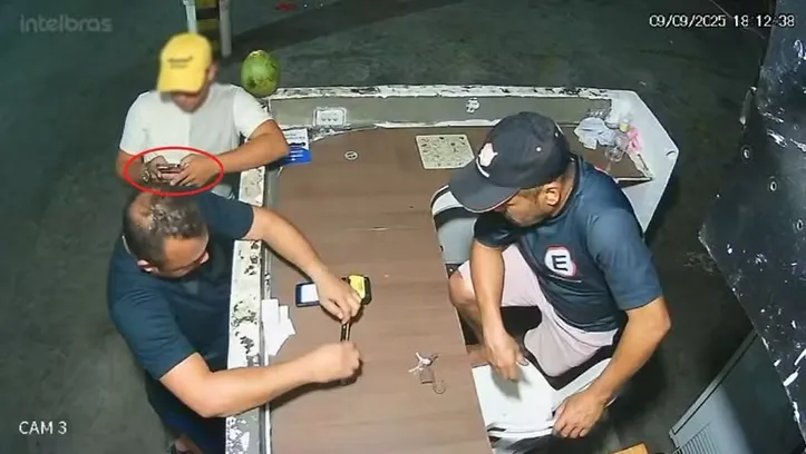 Na hora da tentativa de roubo, Henrique aparece em um estacionamento