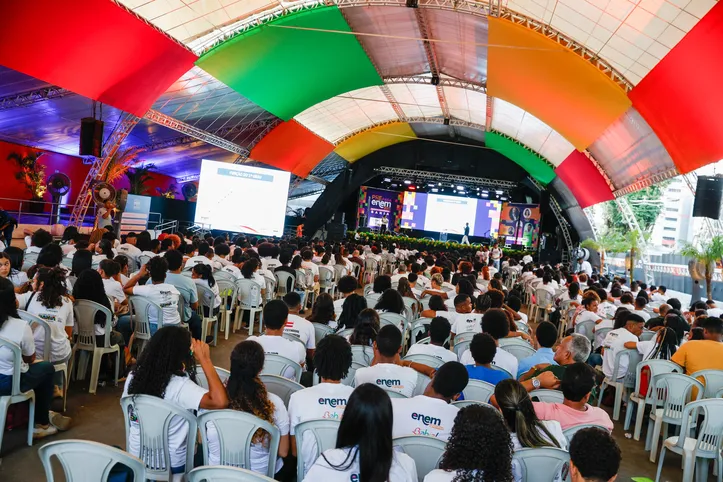 Imagem ilustrativa da imagem Arena A TARDE se transforma em sala de aula e palco musical durante Aulão Prepara Enem