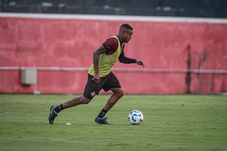 Dudu durante treino desta sexta-feira, 17