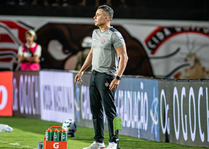 Jair Ventura, técnico do Vitória