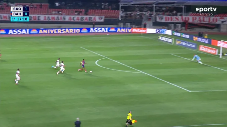 Jean Lucas de frente com o goleiro Rafael